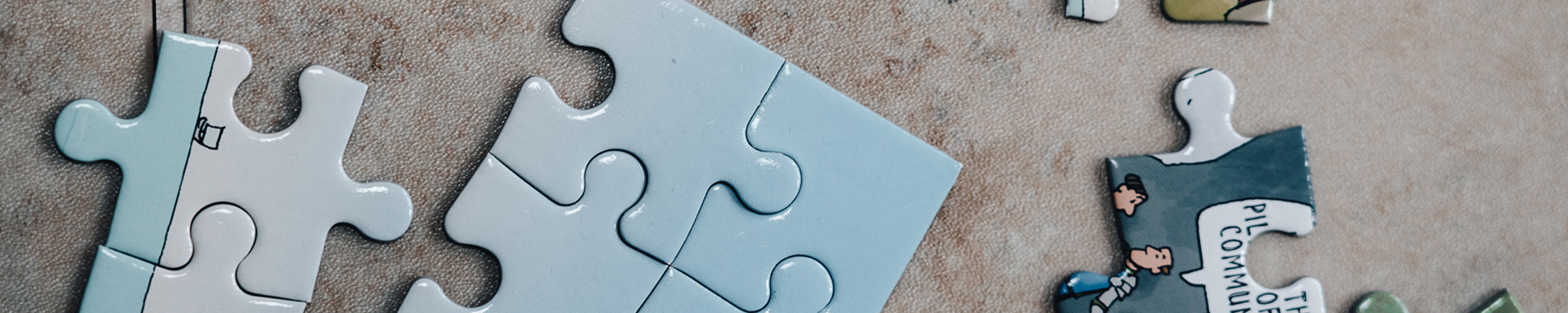 Five questions to ask when recruiting contract and interim staff - Blue puzzles and jigsaw fitting together - VMAGROUP